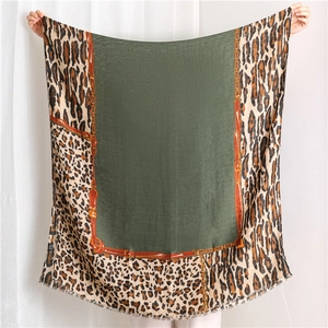 Grande écharpe vert foncé avec bordure léopard et motif boucle avec des franges