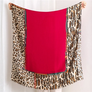 Grand foulard en soie rouge avec bordure léopard et motifs de ceinture dorée