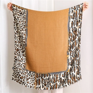 Châle en soie caramel avec bordures léopard et motifs décoratifs de chaînes dorées