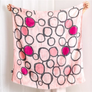 Écharpe en coton et lin rose avec cercles de peinture à l'huile et bord effiloché