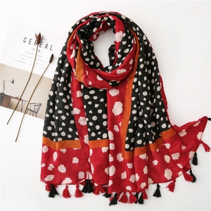 Longue écharpe léopard rouge et noire avec pois blancs et bordures à franges