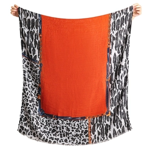 Écharpe orange surdimensionnée avec imprimé léopard et motifs de chaînes rétro