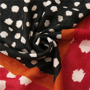 Vue macro d'un tissu à pois montrant une texture tissée haute densité et un drapé doux