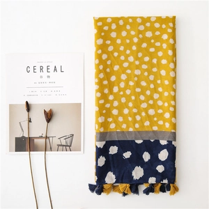 Détail de l'écharpe en coton et lin imprimé léopard jaune et bleu marine avec franges