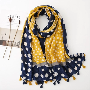 Écharpe longue à pois bleu marine et jaune moutarde avec franges sur fond blanc
