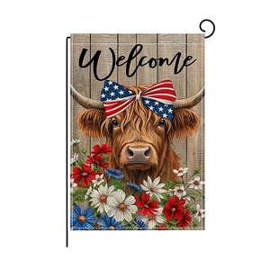 Bandiera da giardino Independence Day con mucca Highland e motivi floreali patriottici