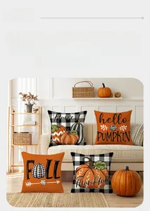 Detail von vier Herbst-Kissenbezügen mit Kürbisdrucken und Herbsttext auf dem Sofa