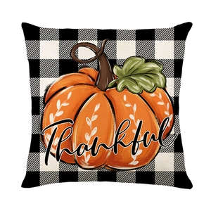 Kissenbezug mit schwarz-weißem Karomuster und orangefarbenem Kürbis mit Thankful-Schriftzug