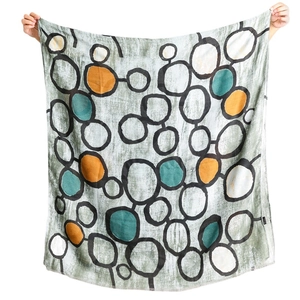 Écharpe en coton lin vert-gris avec cercles argentés abstraits et bords effilochés