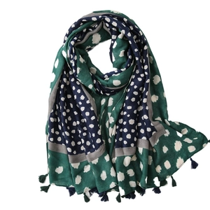 Écharpe patchwork vert et bleu à pois blancs avec des glands décoratifs