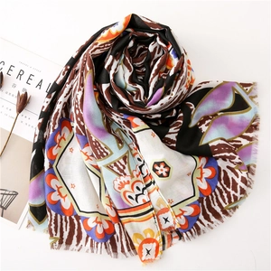 Böhmischer Blumenschal mit Tigerprint und weichen Fransen für modebewusste Damen