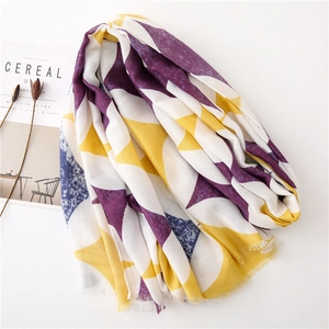 Sciarpa lunga alla moda con blocchi geometrici viola e gialli e frange