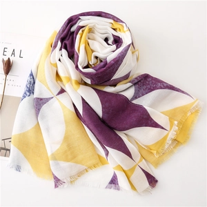 Elegante sciarpa con stampa geometrica viola e gialla con nappe su sfondo bianco