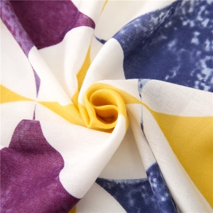 Vista macro dettagliata del tessuto con stampa geometrica e motivi colorati vivaci