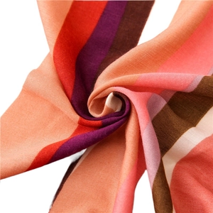 Sciarpa a righe arcobaleno da donna in misto cotone caldo con design a scialle lungo elegante