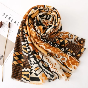Écharpe légère en coton et lin avec des motifs géométriques abstraits orange et noir