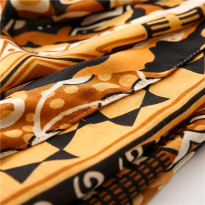 Détail du foulard en coton et lin à motif géométrique avec coutures de bordure soignées