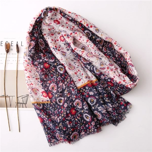 Sciarpa floreale in cotone e lino con motivo patchwork blu, rosso e beige e bordi sfrangiati