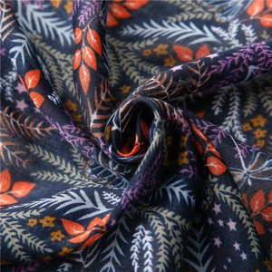 Sciarpa in cotone e lino con stampa botanica di foglie in blu navy e arancione