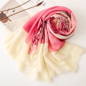 Sciarpa artistica in cotone e lino con nappe e motivo floreale in rosa e beige