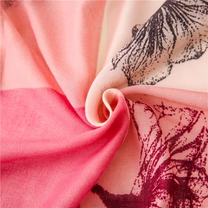 Sciarpa artistica in cotone e lino con sfumatura rosa e motivi floreali geometrici