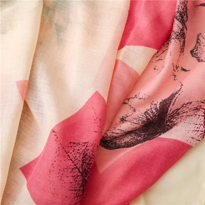 Primo piano di sciarpa in cotone e lino a fiori geometrici con stampa artistica rosa e nera