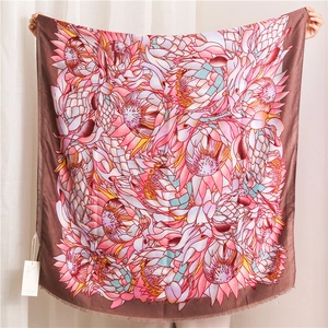Eleganter Baumwoll-Leinen-Schal mit bunten Protea-Blüten und Fransenkanten für Damen