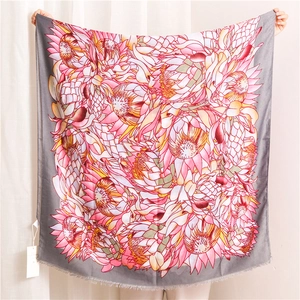 Großer quadratischer Schal aus Baumwollleinen mit Protea-Blumenmuster und Fransen