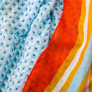 Makro-Detail von geometrischen Dreiecksmustern und bunter Baumwoll-Leinen-Stofftextur