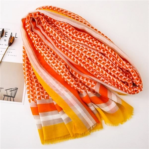 Detail eines geometrischen Schals mit Rautenmuster in lebhaftem Orange und Gelb