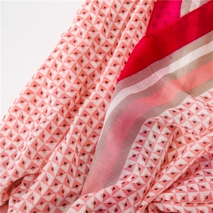 Detailaufnahme eines leichten Baumwoll-Leinen-Schals mit geometrischem Dreiecksmuster in Rosa