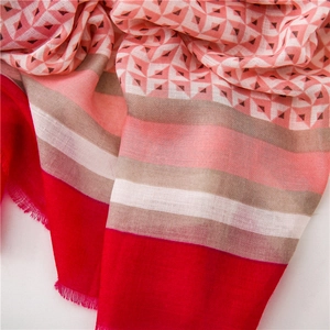Detail eines rot-rosa geometrischen Baumwoll-Leinen-Schals mit feinen Fransen und Textur
