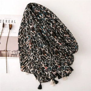 Écharpe chic en coton et lin à imprimé léopard avec pompons et accents colorés de plage