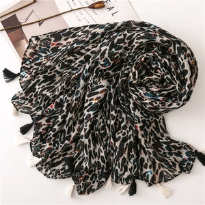 Écharpe d'été à imprimé léopard en coton et lin pour femme avec pompons élégants