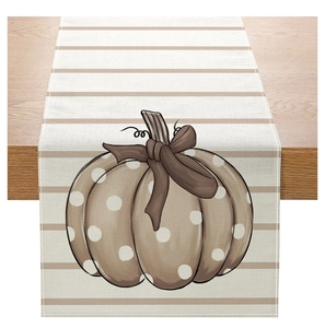 Détail d'un chemin de table d'automne avec motif citrouille et texture tissée