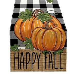 Chemin de table d'automne avec texte Happy Fall, citrouilles et motif à carreaux
