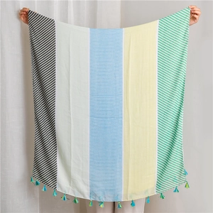 Regenbogen Gestreifter Schal mit Boho-Mustern und kleinen Quasten-Details am Rand