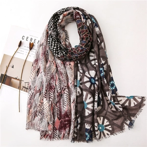 Elegant long scarf with feather and floral patterns in mixed gray and purple tones