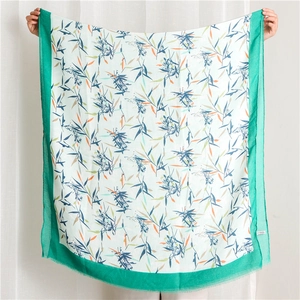 Détail d'un châle en lin à motifs de feuilles de bambou avec des bords à franges fins