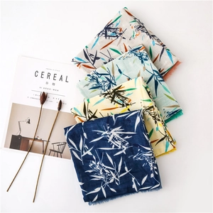 Écharpes fleurs en coton et lin marine, jaune et bleu avec motif bambou et mini franges