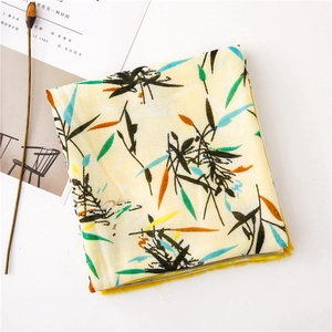 Détail de l'écharpe légère en coton et lin avec motifs bambou colorés et bordures à franges