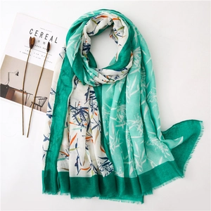 Écharpe légère en coton et lin avec motifs de feuilles vertes et bords effilochés