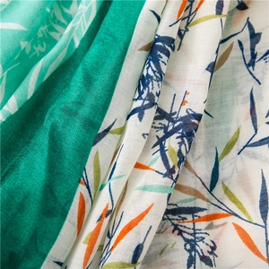 Vue macro détaillée d'une écharpe légère en coton et lin aux motifs de feuilles de bambou