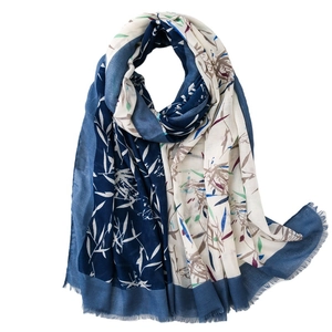 Écharpe légère bleu marine et blanc avec imprimés de feuilles et bordures frangées