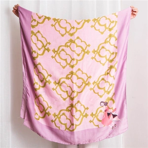 Détail d'un foulard en soie rose avec motifs géométriques dorés et illustration de mode