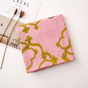 Écharpe en coton et lin rose avec imprimé floral olive et fleurs séchées de déco