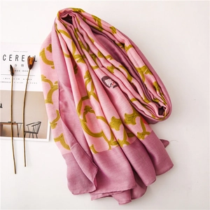 Écharpe rose et violette en coton et lin avec motif vintage jaune et imprimé de portrait