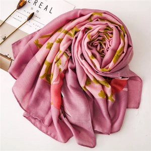 Châle en coton et lin rose avec imprimé dessin animé et motifs floraux élégants