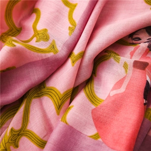 Détail d'une écharpe en coton-lin rose avec motifs baroques et texture légère