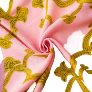 Écharpe en coton-lin rose imprimé avec motif doré classique pour châle de plage